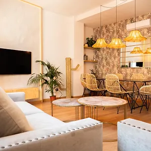 Stylish In The Heart Of With Pool Apartamento